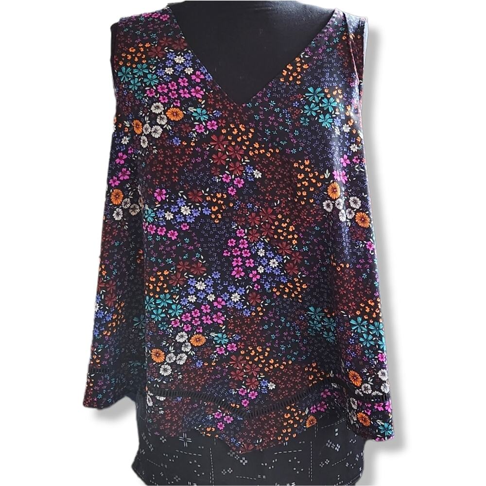 Ana a new approach top size Medium black and floral pattern